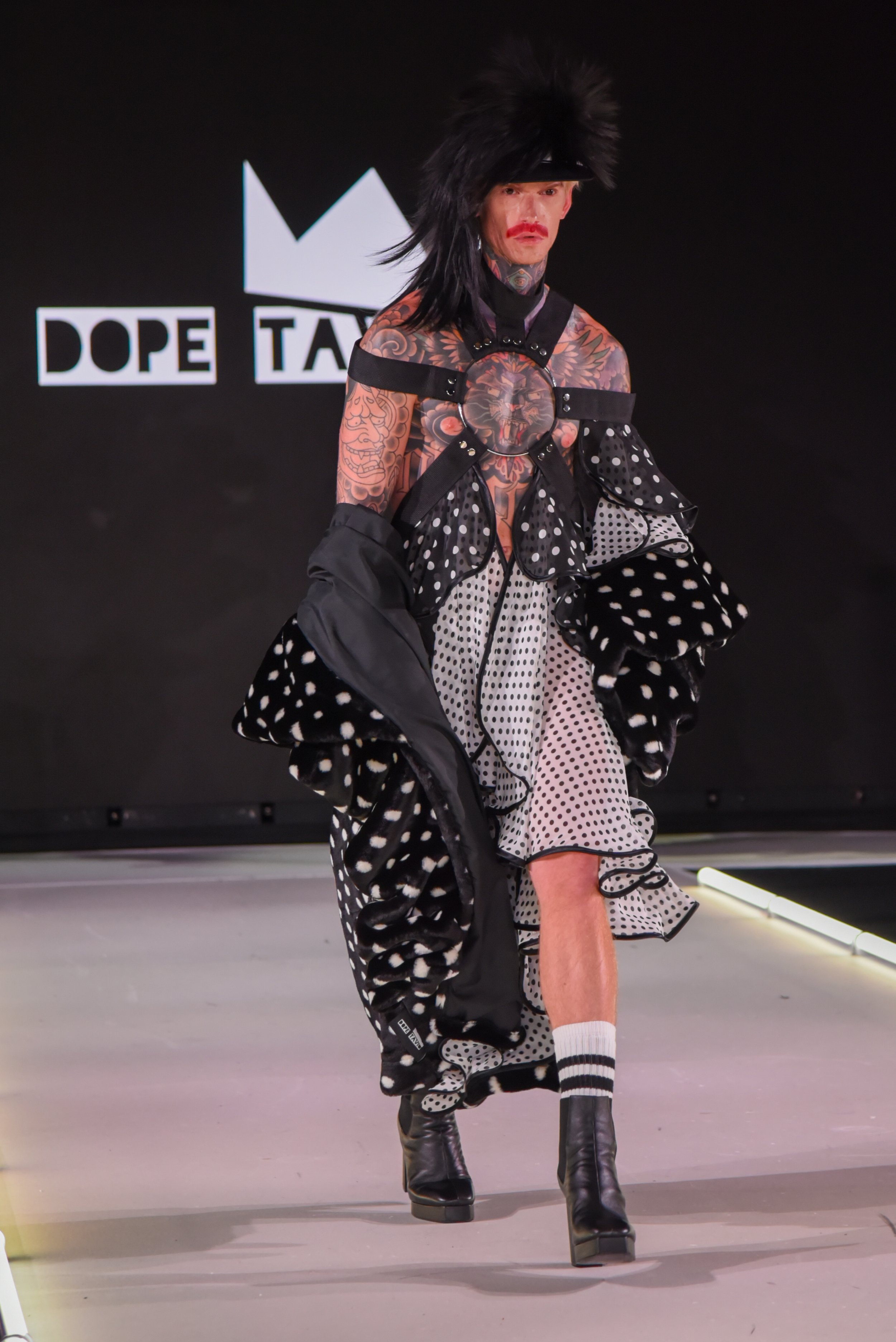 LOOKS II— BARTSCHLAND